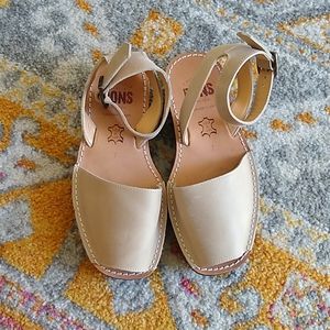 Pons Avarcas ankle strap/platform style